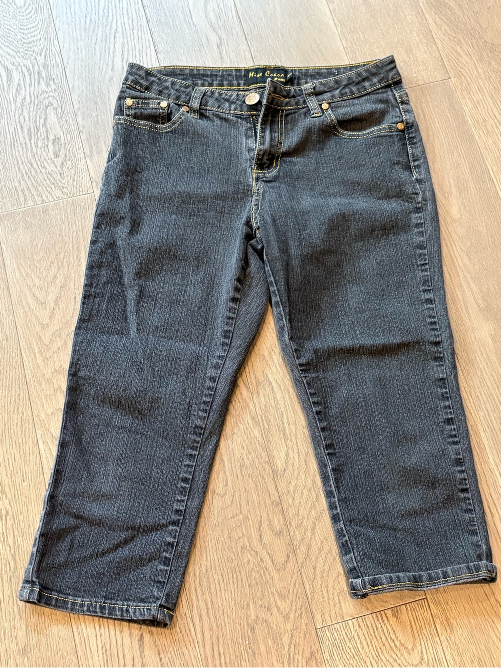 Miss Cocoa Vintage Denim Classic Capris Jeans in Washed Black